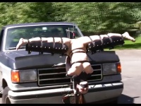 車吊裸女 大きな車に逆さ吊りにされた、全裸の女性のアソコにピストン!
