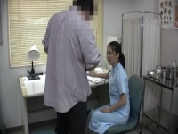 落ち着いた雰囲気の看護婦さんにチ○ポを握らせようとするメタボ患者