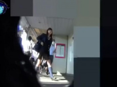 パンチラ 制服JKを電車内でスカートめくってパンチラ盗撮! ローアングルから接写!