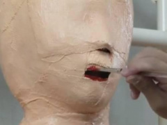 ※閲覧注意 生きた女性に石膏を貼りつけミイラ状態で拘束。コスメでメイクを施しマネキン人形にされる…