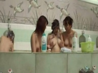 銭湯で洗髪中に悪戯されるレズビアンプレイ動画