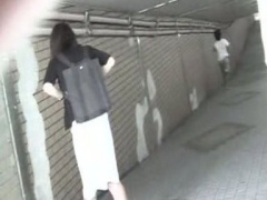 素人 街歩く女の背後から近づき上着を追い剥ぎ、オッパイポロ~ン 盗撮動画www