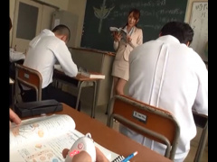 女教師がリモコンバイブを装着して授業中にスイッチオン!