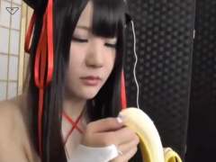 ライブチャット  いただきまぁ～すぅ  バナナの皮を剥いてパックリ美味しそうに食べるコスプレイヤー