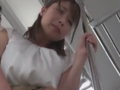 電車で痴漢師に手コキさせられる女子大生動画