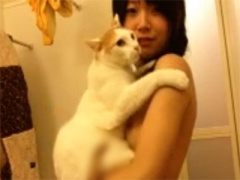 ライブチャット ネコと一緒に風呂配信する貧乳女の子 ネコすっげえ嫌そうwwwwwww