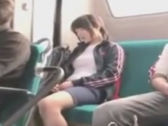 バスでスポーティな女子大生をレイプ痴漢動画