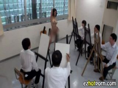 美術授業で自らの豊満エロボディを見せつけて絵を描かせる女教師 巨乳 全裸 ヌード モデル
