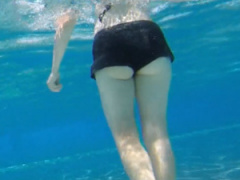 レジャープールにいたビキニ娘の下半身を至近距離から水中隠し撮り