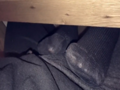 個人撮影 JKが机の下から足を伸ばして生地が薄くなって使用感ある汚れた臭...