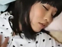 姉弟 夜這い 可愛いお姉ちゃんの寝顔を眺めながらおっぱいペロンとめくって乳首ペロペロする変態ショタ弟 素人個人撮影