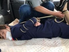 拉致された激カワCAお姉さんがセクハラされてロープ緊縛に車内で悶える