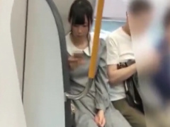 パンチラ盗撮 ワンピースのお姉さん、電車内でパンツを逆さ撮りされる