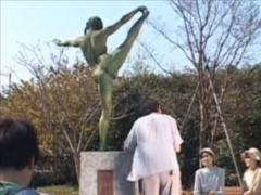 人が集まる公園で 全裸でブロンズ像に化けてポーズをとる新体操お姉さん