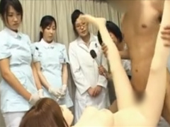 病院のセックス検収で ダッチワイフ相手にセックスする様子を真剣に見つめる女医先生たち