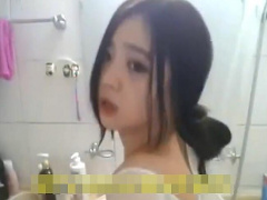 個人撮影 ドアノブをマンコに突っ込みオナニーする中国人美少女の衝撃映像...