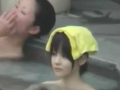 温泉盗撮 素人のS級美少女が露天風呂で隠し撮りされる! この子のおっぱいやまんこが見たいwww