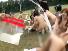 スカトロ 浣腸 野外で全裸の女の子たちが運動会! うん汁をキャッチできるか競い合う