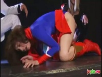 スーパーマンがギロチンの刑に掛けられるアメコミヒロイン凌辱動画!