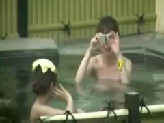 露天風呂で楽しそうにハダカでポーズ! 記念撮影してる所を撮影される2人組