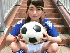 サッカーのユニフォームが似合う、20歳のアスリート美少女をヤリ部屋に連...