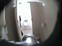 熟女動画 公衆トイレの清掃のおばちゃんがトイレに入った男とセックス