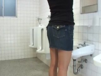 我慢限界放尿 開かないトイレに限界を迎えたミニスカTバックの女性がバケツに立ち小便!