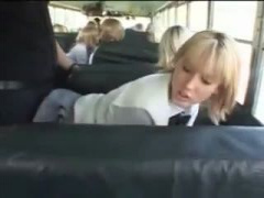 巨乳 バスの中で逆痴漢してチンポをパクンチョするブロンド髪の美少女白人巨乳女子校生