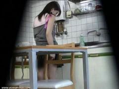 キッチンで欲求不満な若妻が立ちオナニーで悶えてる様子をこっそり撮影する