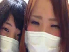 ニコ生 酔っ払った関西弁の女の子2人組が初めての放送でつい脱いでしまう!