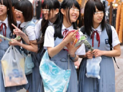 女子校生 激カワ処女! スレンダーで可愛い制服黒髪JKw 東京にやって来た田舎の素朴な修学旅行生たち!