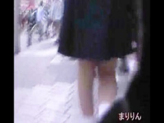 地下鉄通気口の風にスカートをめくられパンチラ! 人混みの中で慌てる制服女子たち
