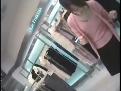 乳首チラ 8万円の値段が付いた美人ショップ店員の乳首盗撮動画wwおぉ…見えてますww最後までご覧下さいww