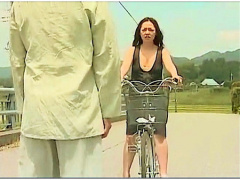 ヘンリー塚本 熟女 なんと官能的な田舎のエロ話! 自転車に乗って義弟と不倫しにいくセクシー奥さまです。