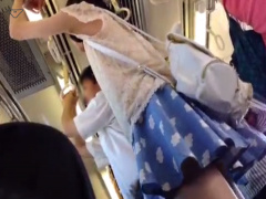 盗撮 電車の中でひらひらスカートの女の子のパンチラを狙うがなかなか見えそうで見えない! !