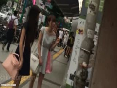 個人撮影 新宿歌舞伎町で遊んでるミニスカの可愛い女の子を尾行して逆さ撮...