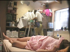 エアコン取り付け業者のおっさん達の前で堂々と裸で寝てるエロ女