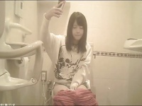 おしっこしながら自撮り! トイレでスマホ片手にかわいい顏を斜め上から撮る女の子