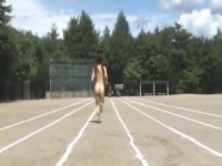 競技場で走る女、全裸で 笑