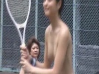 全裸でテニスをする女達
