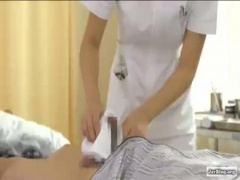 手術前剃毛で勃起する患者! シェービングクリーム指コキで発射させる看護婦