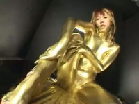 セクシー美女が金粉塗れのゴールデンSEX ギンギンの黄金チンコをフェラで...