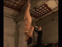 SM コンクリート壁の質素な部屋で逆さ吊りにされて鞭でぶたれてメス豚調教されるリッチ人妻