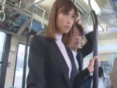 通勤中のバスで痴漢されるOL動画