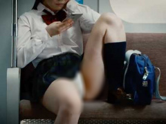 電車内で座席に片足を上げてモリマン純白パンツ丸見えのミニスカ制服娘