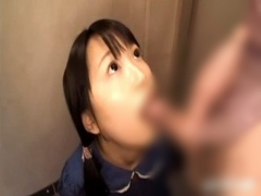 エレベーターを降りるとオジサンに体を触られる小っちゃい女の子。出されたチンポを口に入れられ腰を振られて顔射される