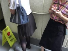 JK失禁 トイレ清掃作業を待っていた制服女子校生が臨界点を超え大量のオシ...