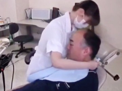 密着してくる歯科衛生士さんに興奮して手を出してしまうおじさん。口内発射