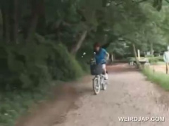 ディルド自転車に乗って街中を走る
