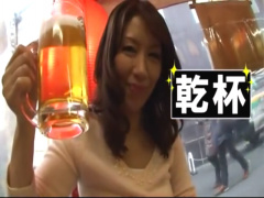 乾杯! 美しすぎる美熟女の翔田千里と浅草の町を満喫してビールで乾杯! 初...